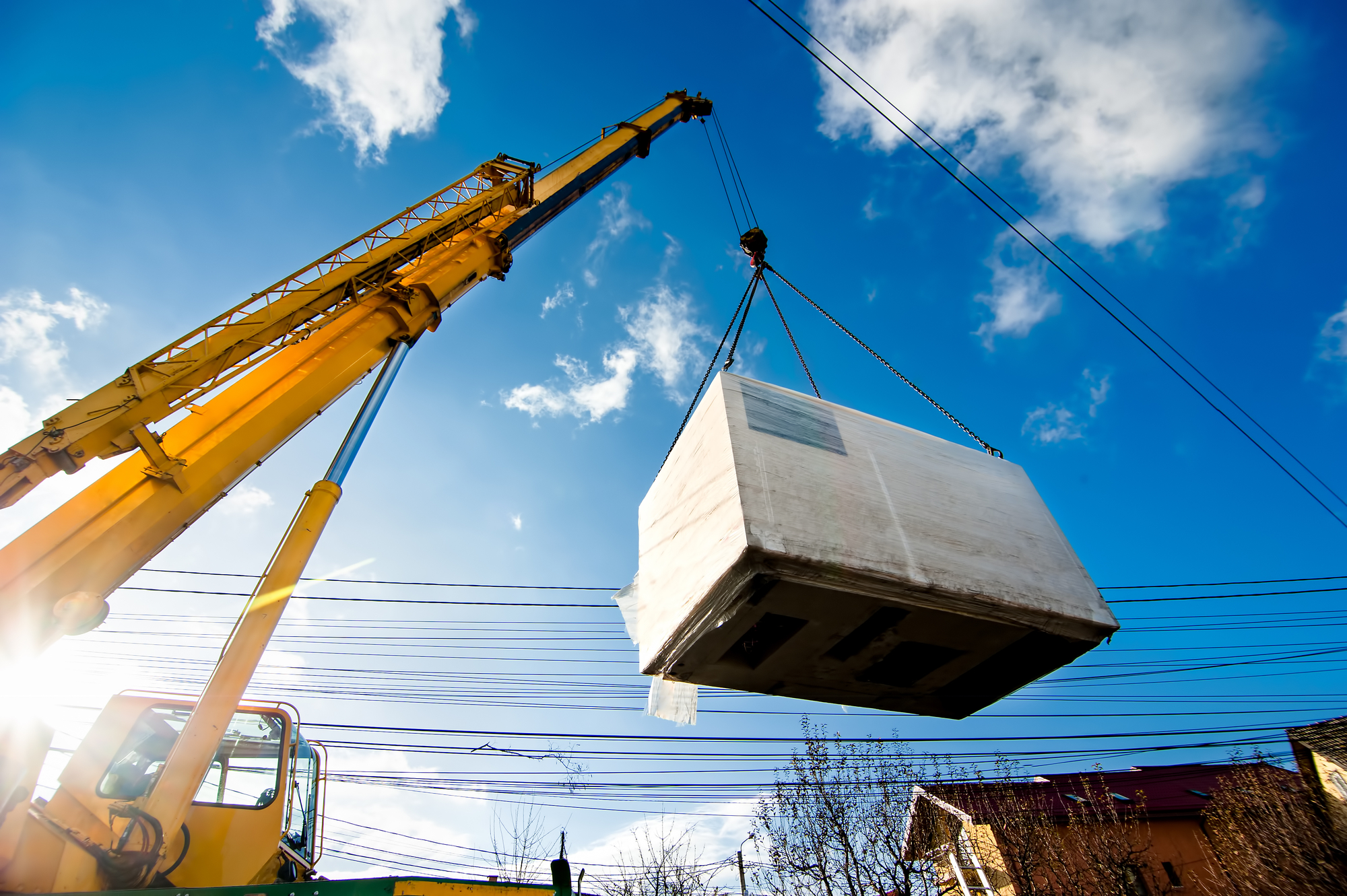 Кран который поднимает грузы. Автокран мктб-30. Liebherr 1040. Кран на стройке. Подъемные краны.